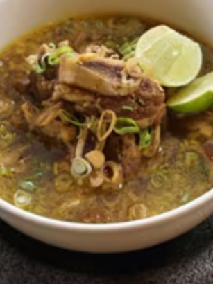 aneka-resep-masakan-asia-populer-dengan-pilihan-menu-tumisan-daging-sapi-lada-hitam-di-atas-meja