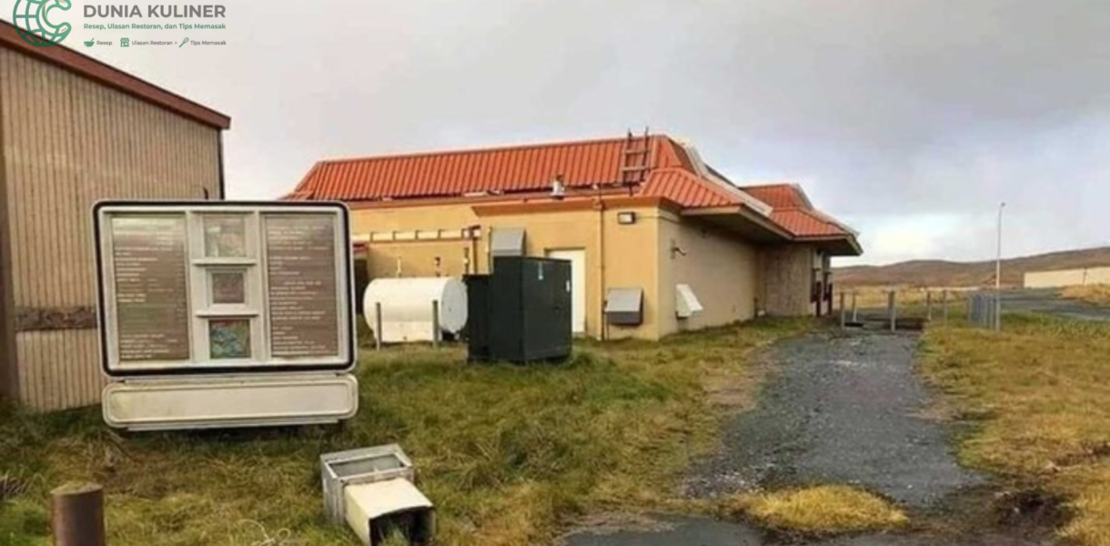 McDonald's terbengkalai di Alaska dengan papan menu 1994