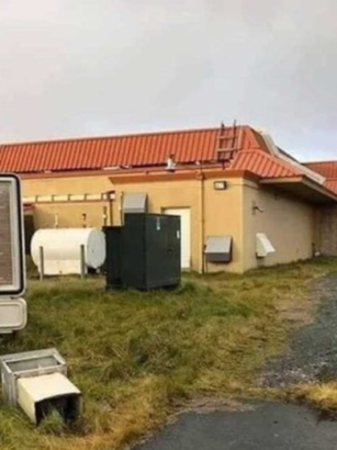 McDonald's terbengkalai di Alaska dengan papan menu 1994